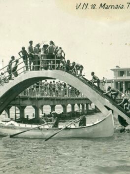 Foto:1937 Gara Mamaia - pod de 100 m cu bară și tobogane, arh. V.Stephanescu, coll. E.Vasiliu@ProPatrimonio Franța