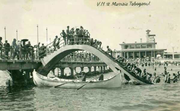 Foto:1937 Gara Mamaia - pod de 100 m cu bară și tobogane, arh. V.Stephanescu, coll. E.Vasiliu@ProPatrimonio Franța